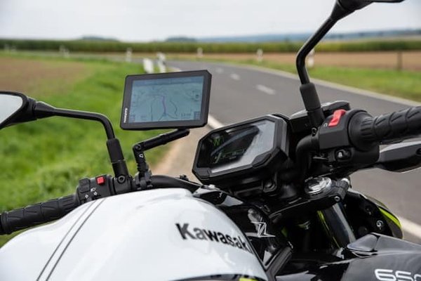 Comment installer un système de navigation GPS sur une moto de type cruiser pour des trajets longue distance ?